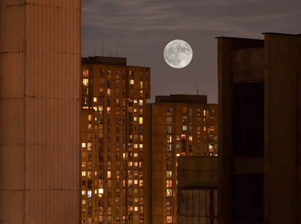 Superlune sur les bâtiments — Photo