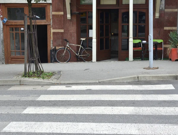 Straße und schäbiges Fahrrad — Stockfoto