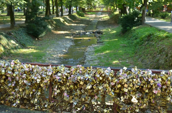 Cadeados na Ponte do Amor e Rivulet — Fotografia de Stock