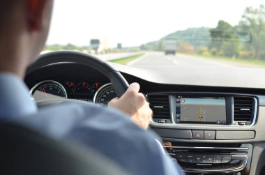 Otoyolda araba kullanırken