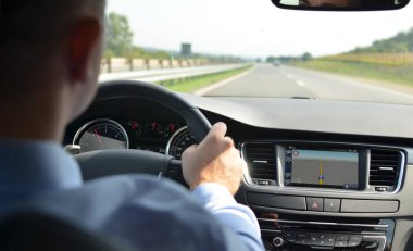 Adam bir karayolu üzerinde araç