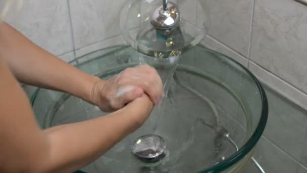 Mytí dlaně pěnový mýdlem