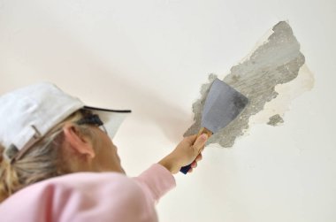 Aracı kazıma ile kadın