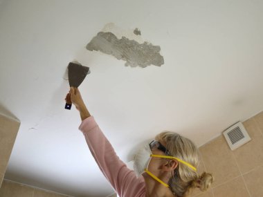 Alçı Spatula ile sarışın kadın