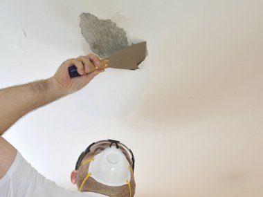 Adam sıva Spatula ile