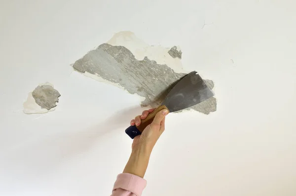 Bir Spatula ile sıva kaldırma