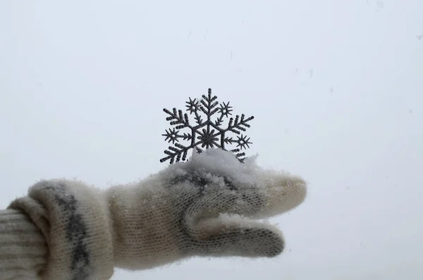 Handschuh mit Schneeflockendekoration — Stockfoto