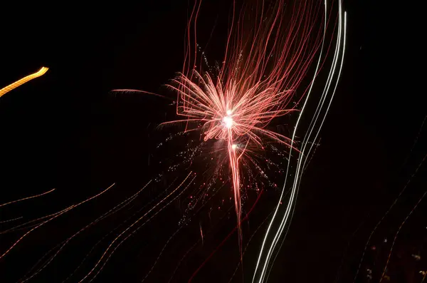 Fogos de artifício em exposição prolongada — Fotografia de Stock