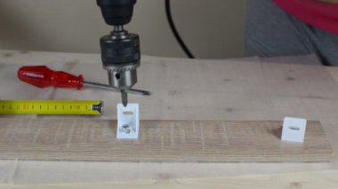 Bir elektrikli matkap vidalama