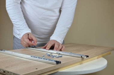 Bir kabine üzerinde yükleme çekmece slaytları
