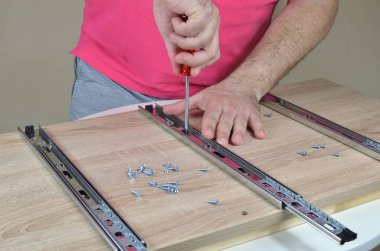 Öğeleri bir mobilya montaj adam