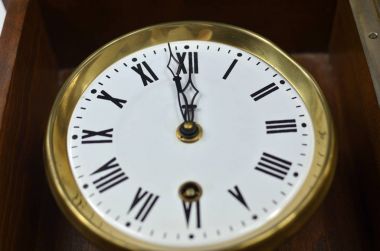 Saati gösteren öğle ya da gece yarısı