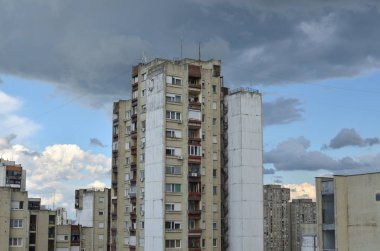 gökdelenler üzerinde kara bulutlar