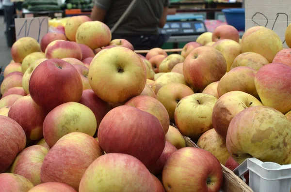 Apples on Market — Stock Photo, Image