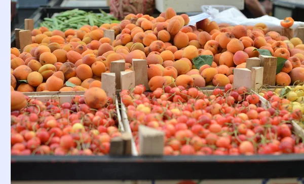 Fruits on Green Market — Stock Photo, Image