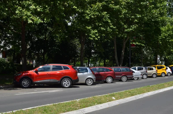 Línea de coches aparcados — Foto de Stock