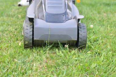 Çim biçme makinesi ön yüzü