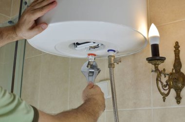 Su boruları ile bir İngiliz anahtarı yükleme