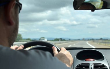 Bir otoyolda araba adam