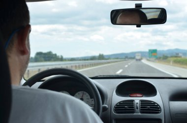 adam bir otoyolda sürüş