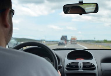 Bir trafik sıkışıklığı içinde sürüş adam