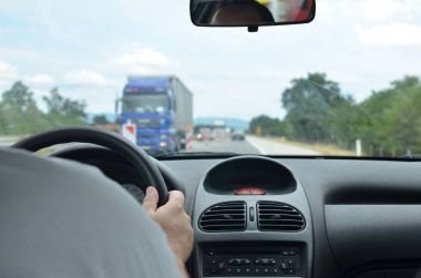 Bir trafik sıkışıklığı içinde sürüş