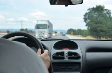 Bir trafik sıkışıklığı içinde sürüş