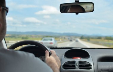 Bir araba gördün Otoban