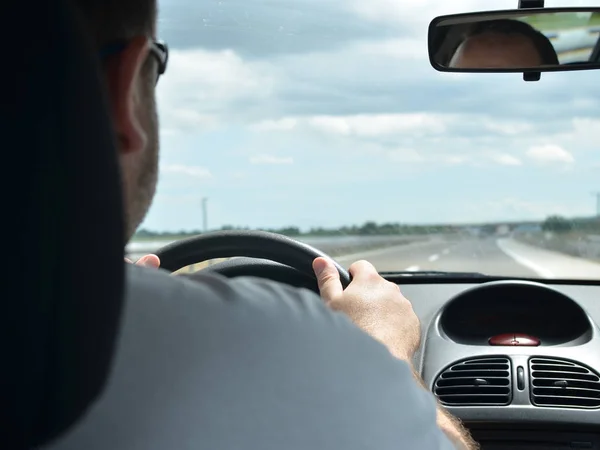 Man köra en bil på en motorväg — Stockfoto