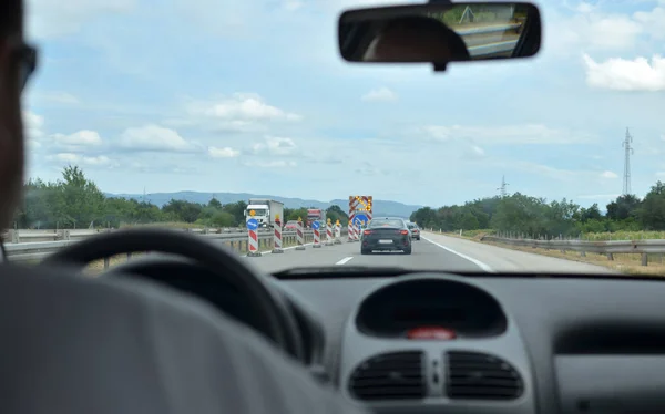 Köra på en motorväg med vägarbeten framåt — Stockfoto