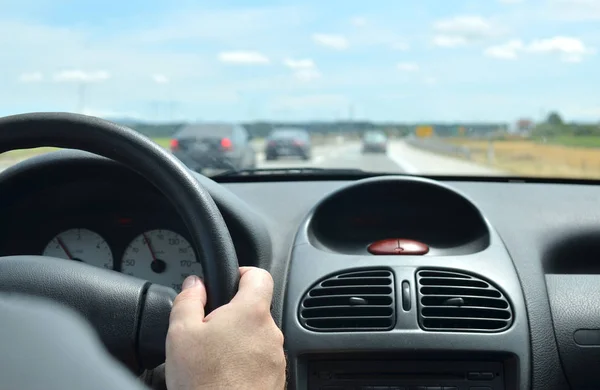 Bir trafik sıkışıklığı içinde sürüş