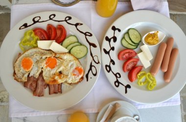 Sunulan kahvaltı ile plakalar 