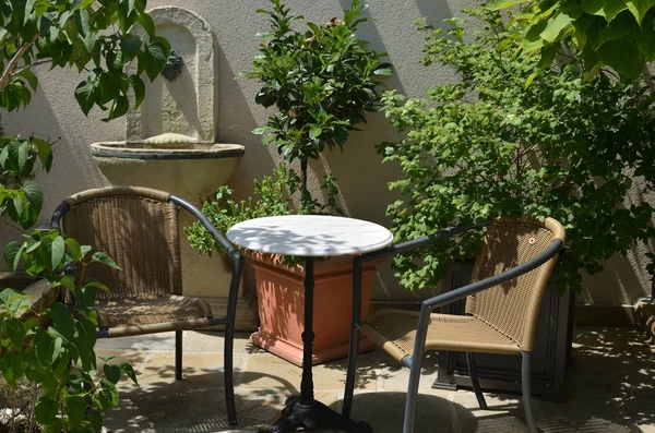 Tafel en stoelen in de tuin — Stockfoto