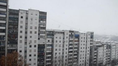 Bir yerleşim bölgesinde düşmeye başlayan kar