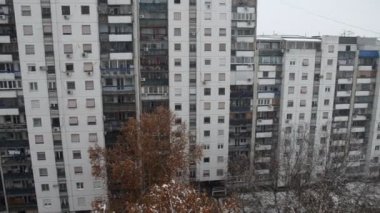 Kar yağışı sırasında bir bina boyunca kaydırma kamera