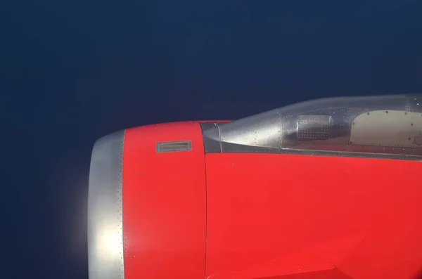 Самолетный двигатель и небо — стоковое фото