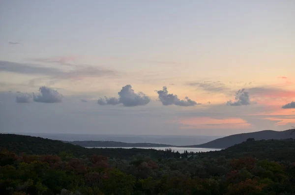 Landschap van kustplaatsje in de zonsondergang — Stockfoto