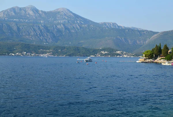 En del av vackra fjärden av Kotor — Stockfoto