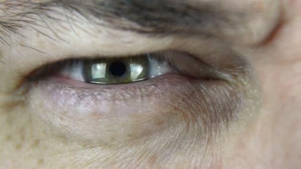 Ακραία Γκρο Πλαν Πλάνα Από Μάτι Του Ανθρώπου Οποία Δείχνει — Αρχείο Βίντεο