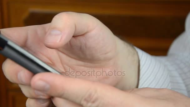 Ręka Mężczyzny Przy Użyciu Telefonu Komórkowego Ekranem Dotykowym — Wideo stockowe