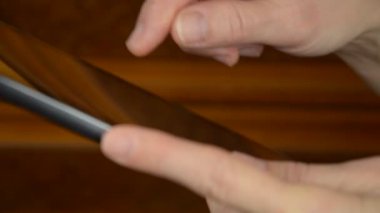 Yakın çekim bir tablet ve kadının elleri kullanmadan.