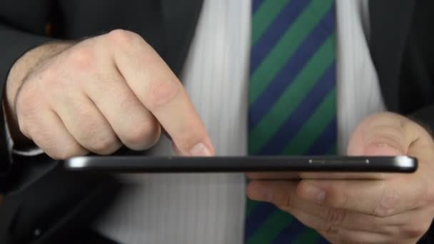Επιχειρηματίας Κρατώντας Και Χρησιμοποιώντας Ένα Tablet Οθόνη Αφής — Αρχείο Βίντεο