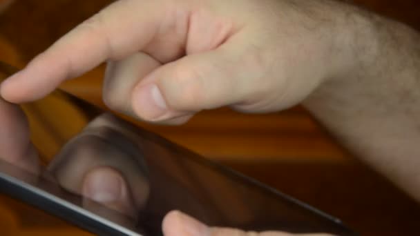 Γκρο Πλαν Ενός Tablet Και Επανδρώνει Χέρια Χρησιμοποιώντας — Αρχείο Βίντεο