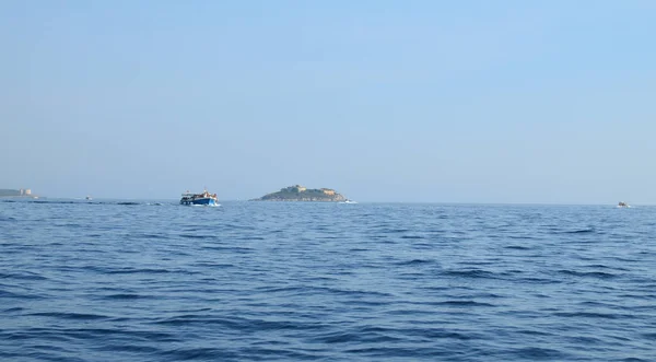 Mar, barco e ilha — Fotografia de Stock