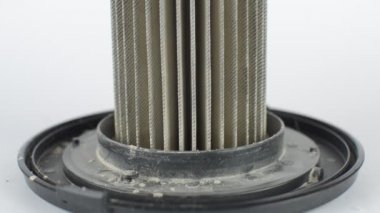 Kirli elektrikli süpürge filtre, toz ve kir, beyaz arka plan üzerinde tam görüntülerini yukarı eğimli.