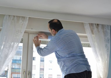 Bir ev işi yapıyor