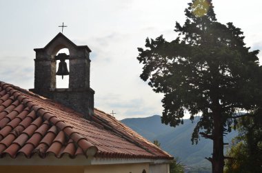 Çan kulesi ve ağaç