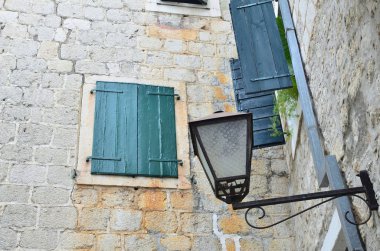 Taş evin kapalı penceresi