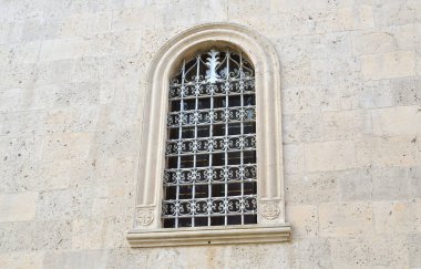 Bir ortaçağ binanın üstünde pencere