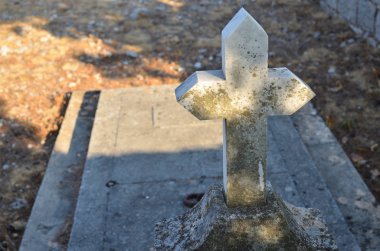 Çapraz ve defter mezar